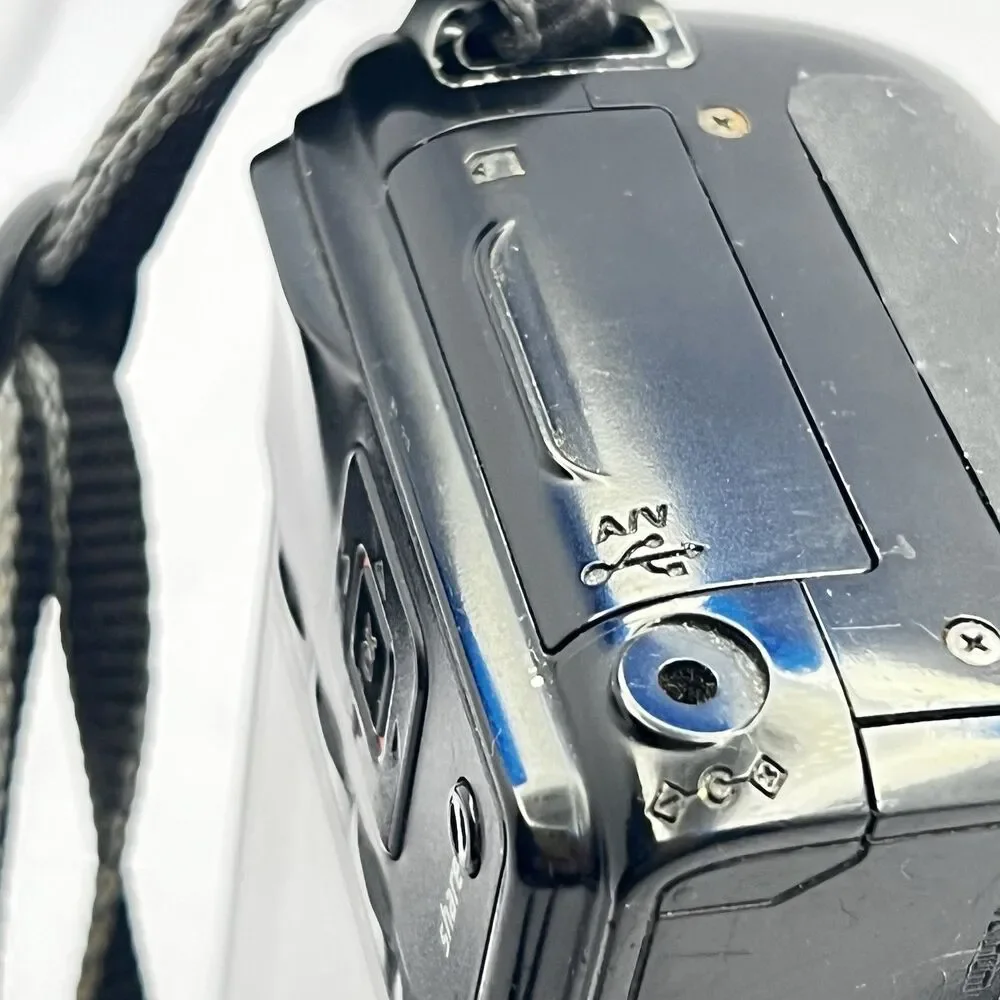 Kodak Z8612 IS Easy Share 8.1MP 12x Zoom Camera w/ Case & Charger- Works Great!
